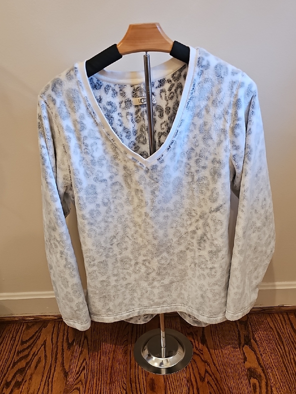 UGG White & Light Gray Leopard Plush V-Neck And Drawstring Pants Set